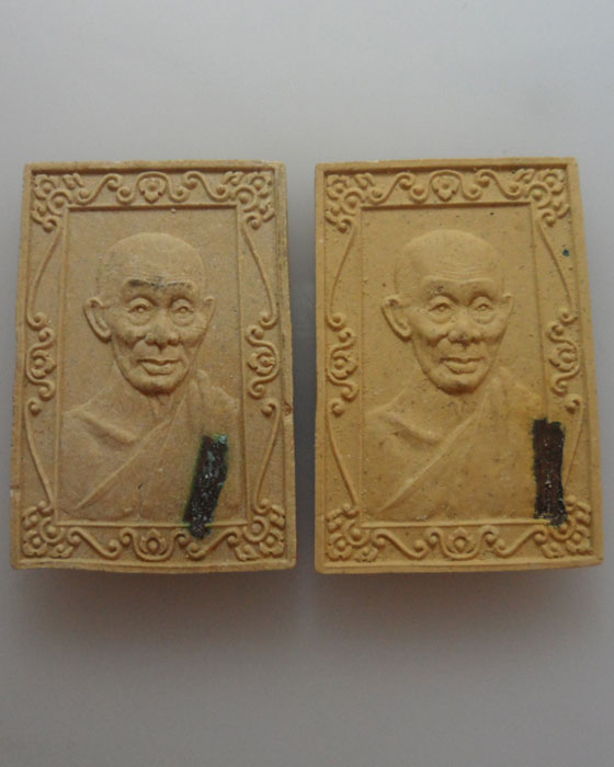 *** จ.ลำปาง *** พระผงเสาร์๕ มหาลาภ หลวงพ่อเกษม เขมโก สุสานไตรลักษณ์ ปี๒๕๓๗ (๒องค์)