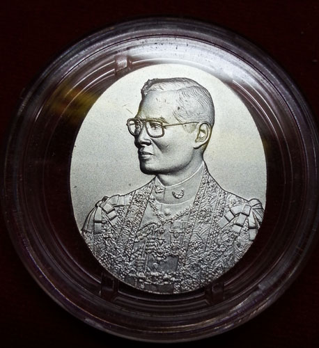 เหรียญฮูการ์นิน ๖ รอบ ๗๒ พรรษา หลังภาพฮาโลแกรมสามมิติ บรอนซ์ชุบเงินซาติน 