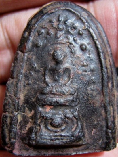 พระพิมพ์บัวเล็บช้าง เนื้อดิน กรุวัดชนะสงคราม กรุงเทพฯ มีลงรักน้ำเกลี้ยง สภาพพอสวย