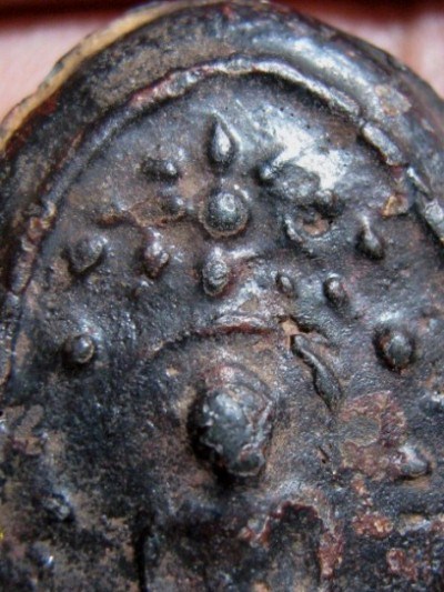 พระพิมพ์บัวเล็บช้าง เนื้อดิน กรุวัดชนะสงคราม กรุงเทพฯ มีลงรักน้ำเกลี้ยง สภาพพอสวย