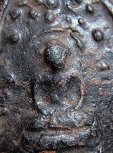 พระพิมพ์บัวเล็บช้าง เนื้อดิน กรุวัดชนะสงคราม กรุงเทพฯ มีลงรักน้ำเกลี้ยง สภาพพอสวย