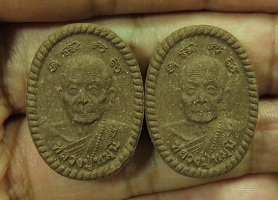 แพ๊กคู่ สวยๆ .... พระผงดวงเศรษฐี 2 เนื้อผงตะใบ เหล็กน้ำพี้ วัดป่าหนองหล่ม + กล่องเดิม .. 29