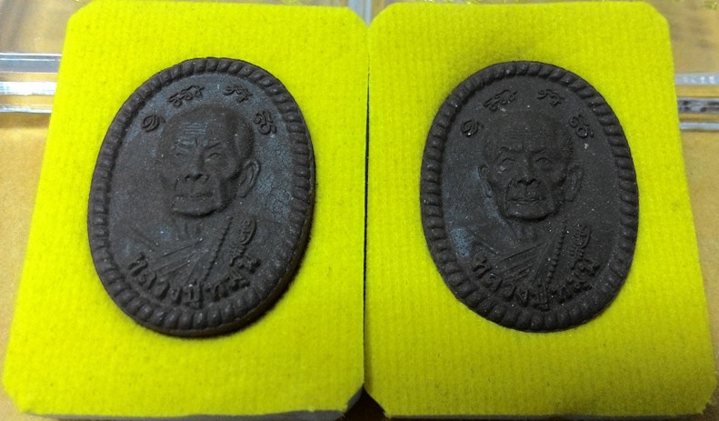 พระผงดวงเศรษฐี(รุ่น 2) เนื้อผงน้ำพี้ หลวงปู่หมุน ฐิตสิโล ปี 2556(เคาะเดียว...พิเศษครับแถมสติกเกอร์)