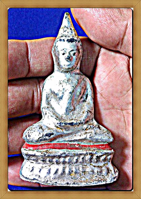 พระรัตนะพิมพ์ใหญ่องค์นี้สีเงินแต่เดิมงดงาม เนื้อตะกั่วสนิมแดง ขุดพบที่กรุอยุธยาเป็นพระความสำเร็จสวย
