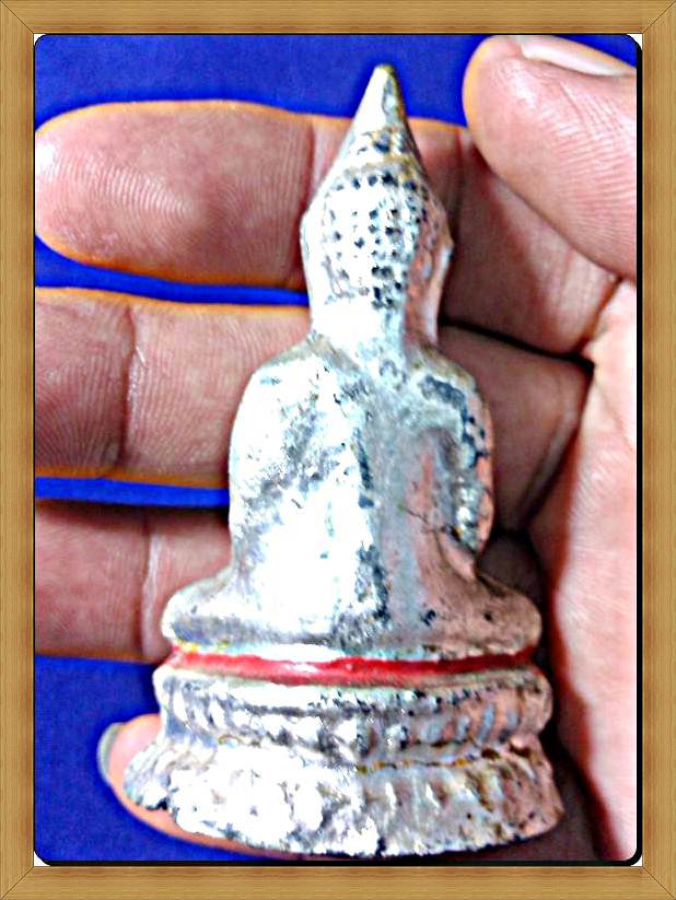 พระรัตนะพิมพ์ใหญ่องค์นี้สีเงินแต่เดิมงดงาม เนื้อตะกั่วสนิมแดง ขุดพบที่กรุอยุธยาเป็นพระความสำเร็จสวย