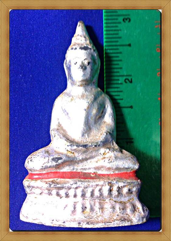 พระรัตนะพิมพ์ใหญ่องค์นี้สีเงินแต่เดิมงดงาม เนื้อตะกั่วสนิมแดง ขุดพบที่กรุอยุธยาเป็นพระความสำเร็จสวย