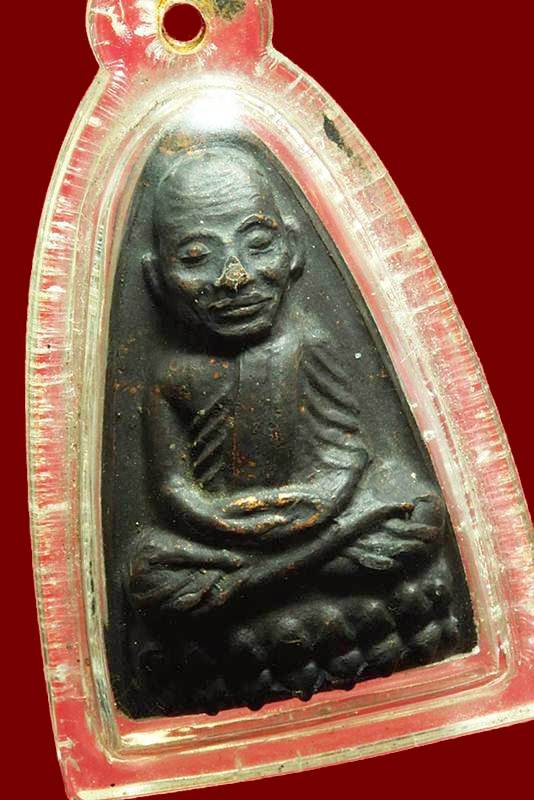 เหรียญหลวงปู่ทวด วัดช้างให้ ปี 2524 หน้าใหญ่วงเดือน หลังนะใหญ่ ผิวรมดำเดิม ๆ 