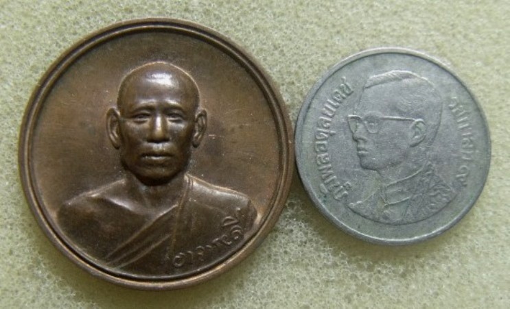 **วัดใจ**เหรียญหลวงพ่อลี หลังพระบรมราชานุสาวรีย์พระเจ้าอโศกมหาราช วัดอโศการาม จ.สมุทรปราการ ปี๒๕๓๙**