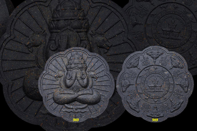 ปี50 รุ่นหลักเมืองมหามงคล ขนาด 5 ซม. เนื้อว่านดำ พร้อมกล่อง