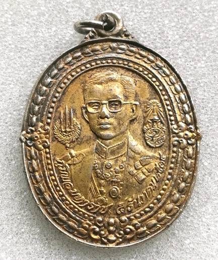 *ทีเดียวแดง* เหรียญ ร.9 ภูมิพลมหาราช ปี34 5 ธันวามหาราช ครั้งที่15 กะไหล่ทอง สวยๆครับ