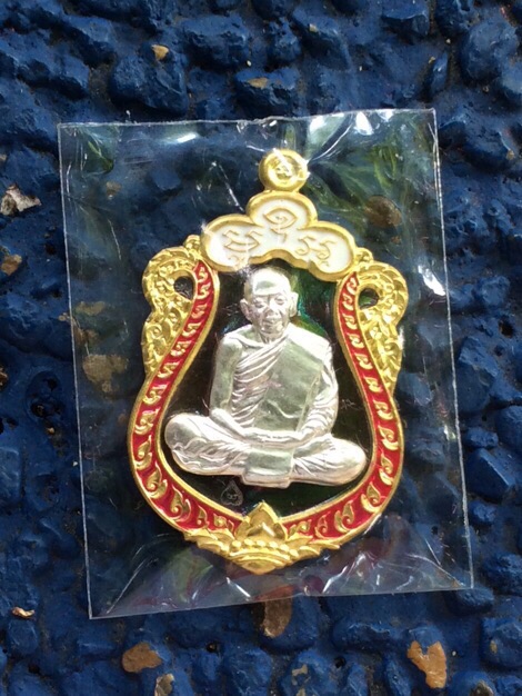 เหรียญเสมามหาบารมี59 หลวงปู่ทิมวัดระหารไร่เนื้อทองแดงองค์เงินขอบปลอกลูกปืนลงยา แดง ขาว