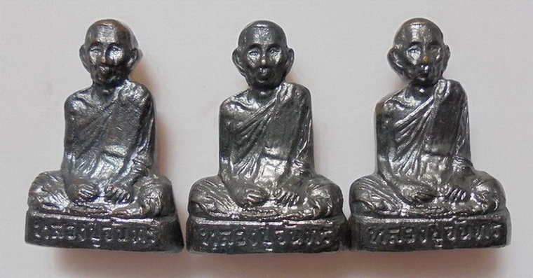 รูปเหมือนปั๊มหลวงปู่จันทร์ วัดทุ่งเฟื้อ จังหวัดนครศรีธรรมราช บรรจุกริ่งเหล็กไหล ปี2528