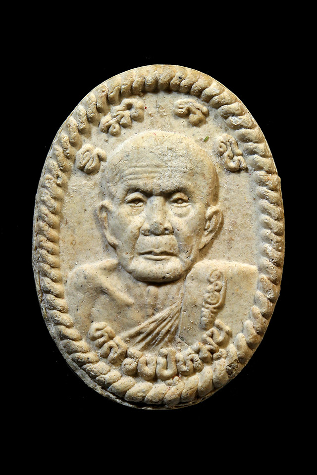 .พระผงรูปเหมือนหลังยันต์ดวงเศรษฐี หลวงปู่หมุน ฐิตสีโล รุ่นดวงเศรษฐี เสาร์ ๕ ปี๒๕๔๓