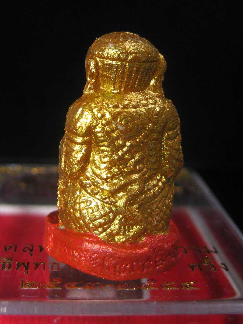 (10) หนุมานชมภูนุช ทาทองฐานแดง แจกกรรมการ เนื้อผงว่าน 108 ปลุกเสก 5 พิธี ตั้งแต่ปี 2543-2544