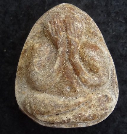 พระปิดตามหาเสน่ห์ หลังยันต์พุทโธ เนื้อเกสรน้ำตาลปิ๊บ คราบกรุเดิมๆ