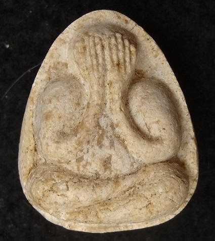 พระปิดตามหาเสน่ห์ หลังยันต์พุทโธ เนื้อเกสรนวลๆ เหลืองคราบกรุเดิมๆ