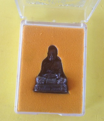 รูปหล่อหลวงปู่ทิม วัดพระขาว สร้างซุ้มประตู