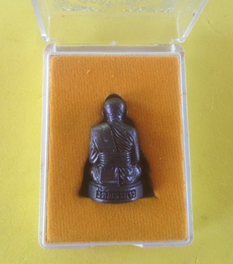 รูปหล่อหลวงปู่ทิม วัดพระขาว สร้างซุ้มประตู