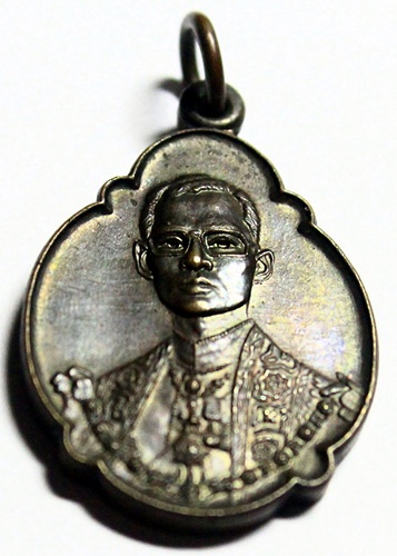 เหรียญในหลวงครบ4รอบ พ.ศ.2518 (วงเดือนบน นิยม) สวยเดิม  จมูกโด่งๆ สวยเดิมครับ