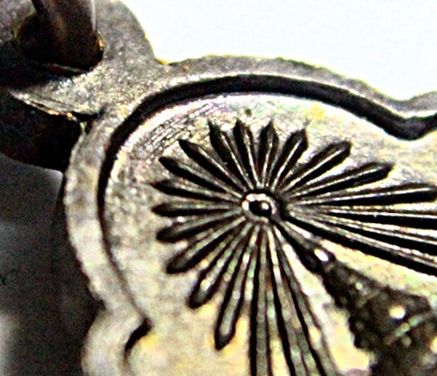 เหรียญในหลวงครบ4รอบ พ.ศ.2518 (วงเดือนบน นิยม) สวยเดิม  จมูกโด่งๆ สวยเดิมครับ