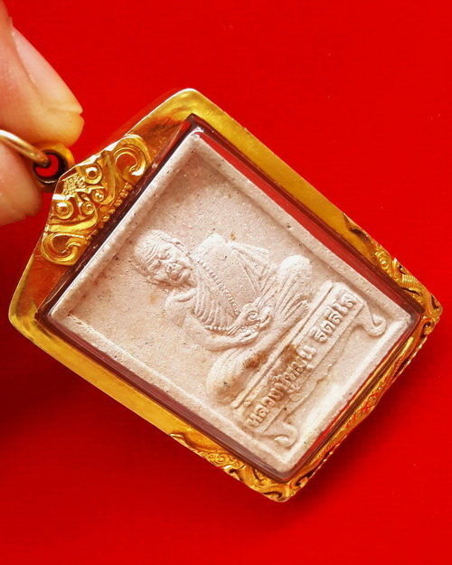 พระผงรูปเหมือนนั่งตั่ง รุ่นแรก หลวงปู่หมุน ฐิตสีโล ออกวัดป่าหนองหล่ม ปี42 เลี่ยมทอง