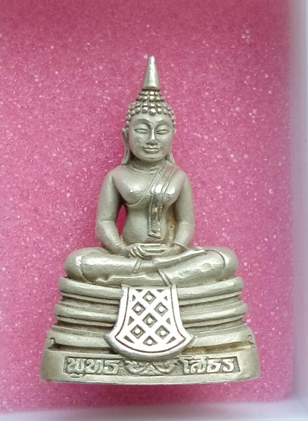 >>> หลวงพ่อโสธร เนื้อเงิน ( ขัดเงาบางส่วนมีเส้นคอ ) # เคาะเดียว