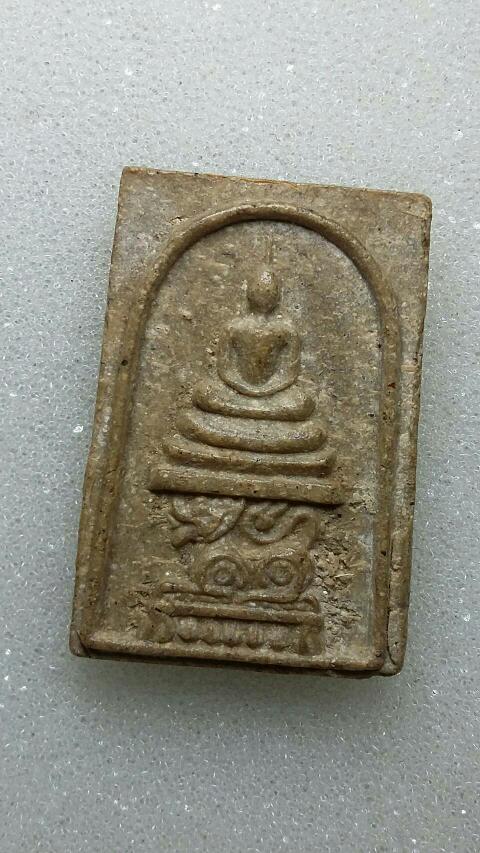 สมเด็จทรงสิงห์ หลวงพ่อหอม ปี 2518 เนื้อผง วัดชากหมาก จ.ระยอง