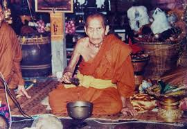 พระขุนแผนทรงพลเล็ก ด้านหลังฝังตะกรุดเงิน 1 ดอก เนื้อผงยาจินดามณี ออกวัดซับลำใย ปี2542 (2)