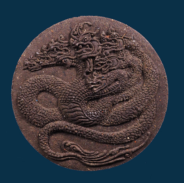 ดวงตรา "นาคาธิบดีศรีสัตตนาคบาดาล(พญาศรีสัตตนาคราช) เนื้อผงด้านหลังโรย เม็ดปัฐวีธาตุ