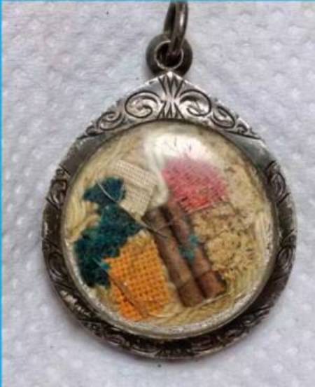 ตะกรุดสาริกา หลวงปู่ทิม เลี่ยมเก่า พร้อมของพุทธคุณ แท้เดิม