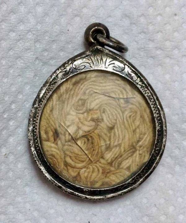 ตะกรุดสาริกา หลวงปู่ทิม เลี่ยมเก่า พร้อมของพุทธคุณ แท้เดิม