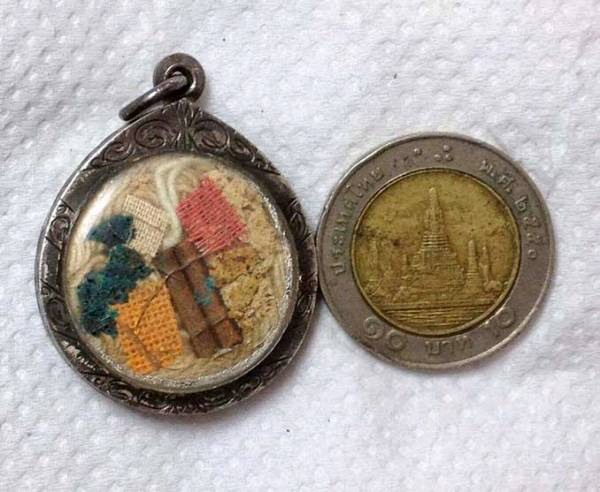 ตะกรุดสาริกา หลวงปู่ทิม เลี่ยมเก่า พร้อมของพุทธคุณ แท้เดิม