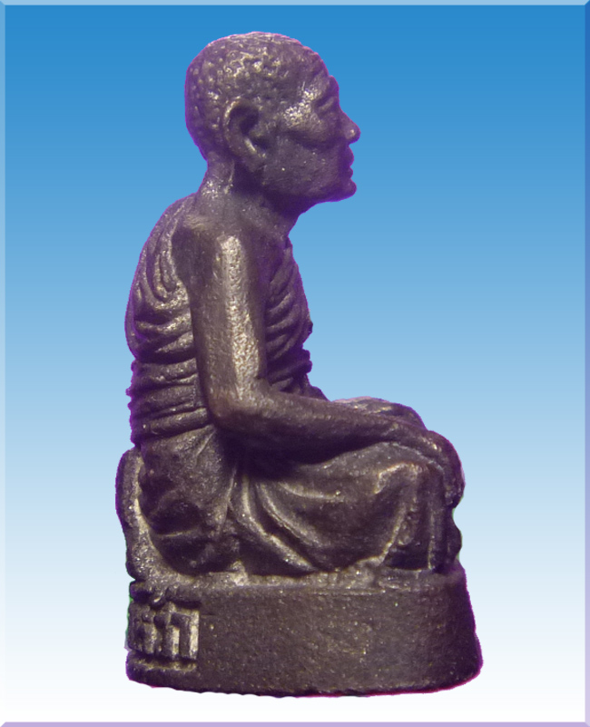 รูปหล่อลอยองค์หลวงปู่คร่ำวัดวังหว้าองค์โค้ตเลข๓ ด้านหลัง