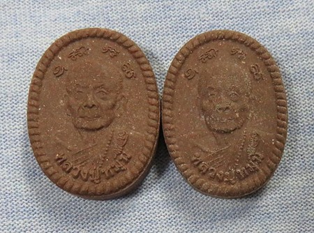 ชุด 2 องค์ .. สภาพสวยๆ ... พระผงดวงเศรษฐี 2 เนื้อผงเหล็กน้ำพี้ วัดป่าหนองหล่ม + กล่องเดิม .. 17