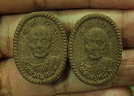 ชุด 2 องค์ .. สภาพสวยๆ ... พระผงดวงเศรษฐี 2 เนื้อผงเหล็กน้ำพี้ วัดป่าหนองหล่ม + กล่องเดิม .. 30