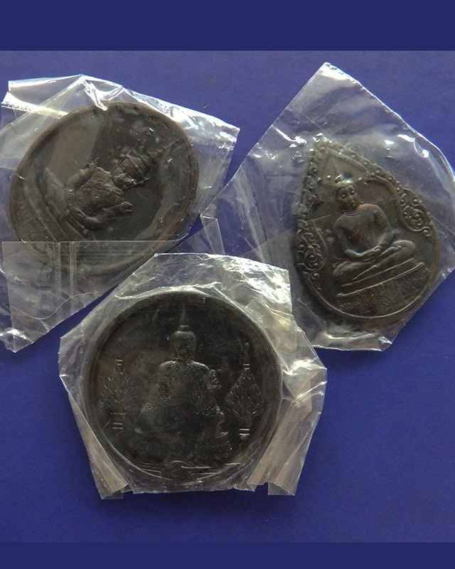 4.ครบชุด สวยๆ..เหรียญพระแก้ว หลังภปร. ฉลองกรุงรัตนโกสินทร์ 200 ปี พ.ศ. 2525 บล็อคพระราชศรัทธา ซองเดิ