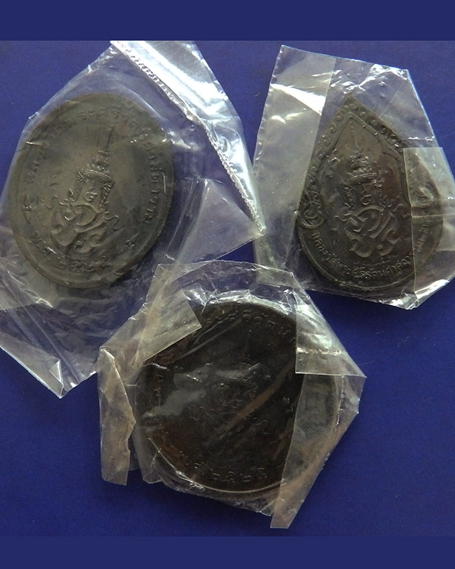 4.ครบชุด สวยๆ..เหรียญพระแก้ว หลังภปร. ฉลองกรุงรัตนโกสินทร์ 200 ปี พ.ศ. 2525 บล็อคพระราชศรัทธา ซองเดิ