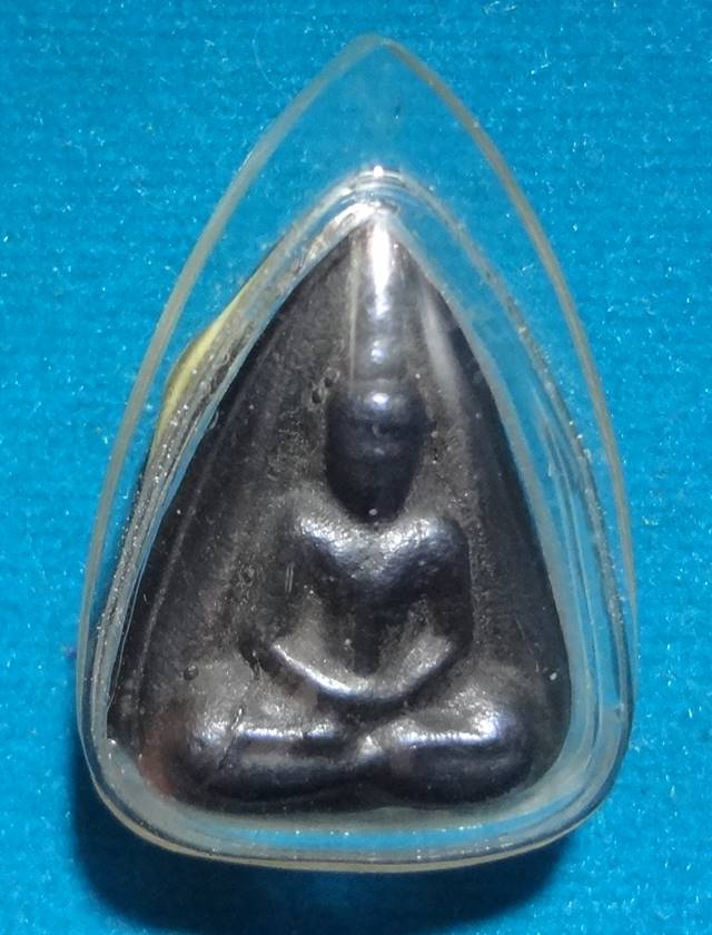 พระกลีบบัวสมาธิหลังปิดตาเนื้อเมฆพัตรสวยๆครับ