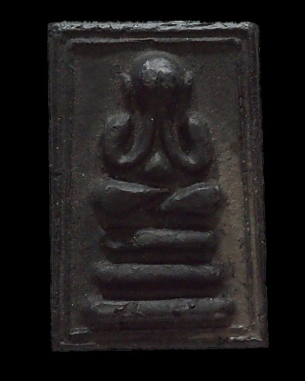 พระปิดตา เจ้าคุณเที่ยง วัดระฆังฯ กรุงเทพฯ ปี ๒๕๐๗ สร้างจากเนื้อดินหุ่นหรือดินไทย ที่เหลือจากพิธีการส