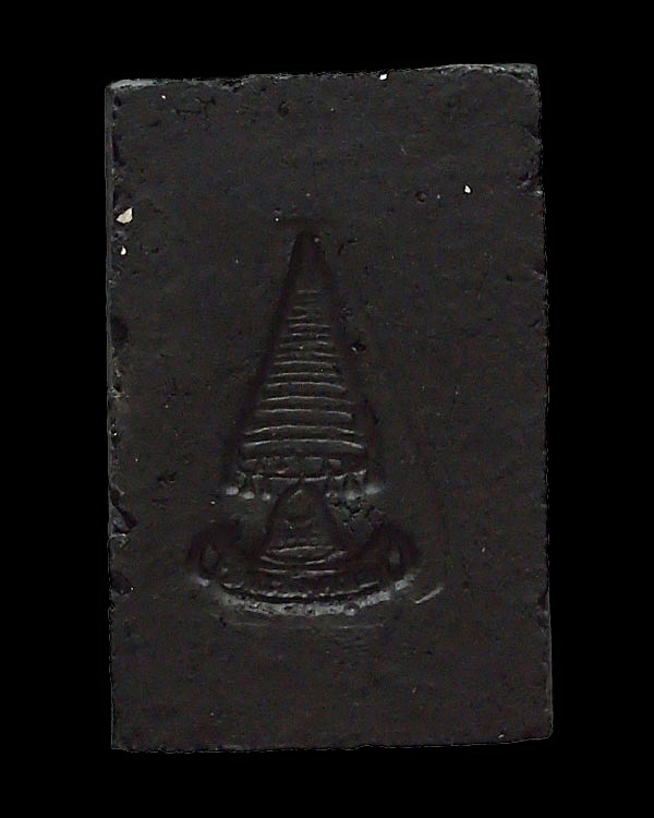 พระปิดตา เจ้าคุณเที่ยง วัดระฆังฯ กรุงเทพฯ ปี ๒๕๐๗ สร้างจากเนื้อดินหุ่นหรือดินไทย ที่เหลือจากพิธีการส