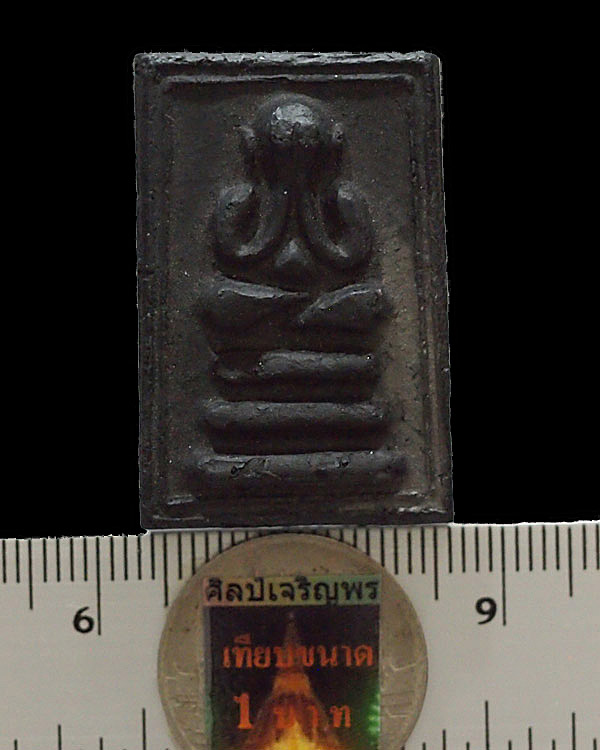 พระปิดตา เจ้าคุณเที่ยง วัดระฆังฯ กรุงเทพฯ ปี ๒๕๐๗ สร้างจากเนื้อดินหุ่นหรือดินไทย ที่เหลือจากพิธีการส