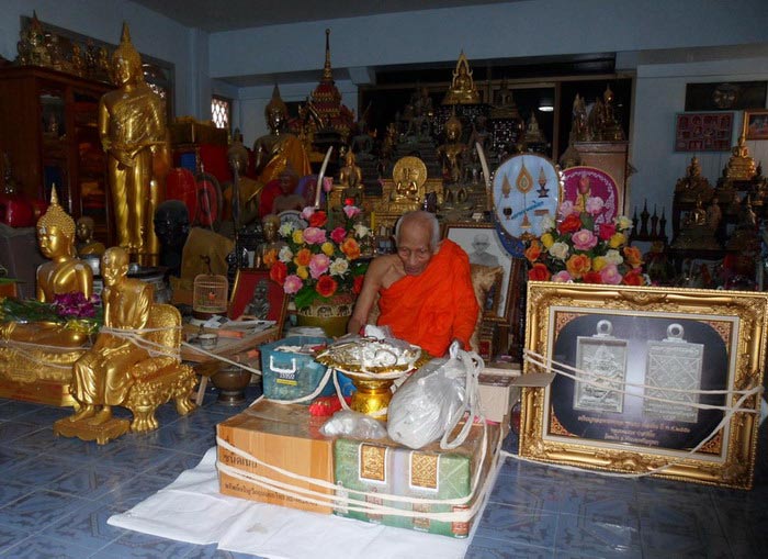 เหรียญหล่อพระพรหม ทองเหลืองรุ่นแรก หลวงพ่อรวย ปาสาทิโก วัดตะโก พระนครศรีอยุธยา หมายเลข ๑๐๕๐