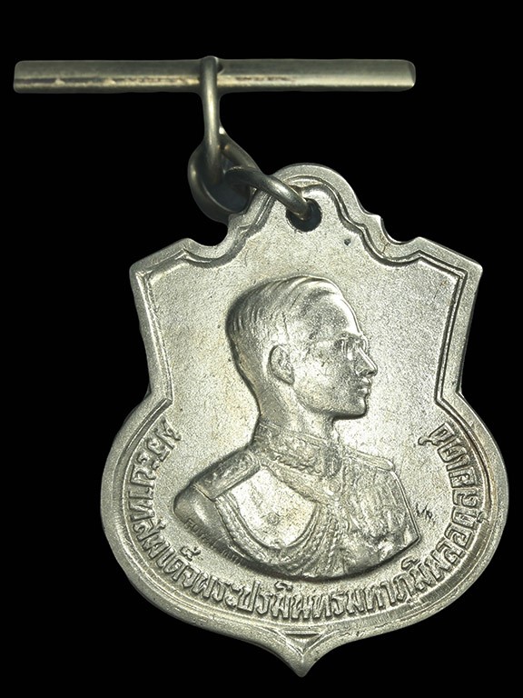 เหรียญในหลวง 3 รอบ ปี 06 มีตุ้งติ้ง ตอกโค๊ต สว. บล็อคแว่นแตก สวย หายากครับ