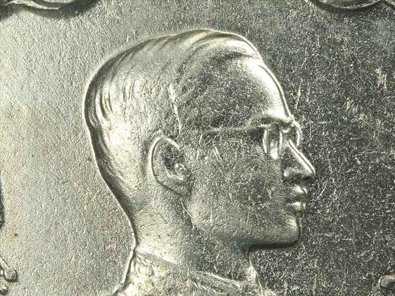 เหรียญในหลวง 3 รอบ ปี 06 มีตุ้งติ้ง ตอกโค๊ต สว. บล็อคแว่นแตก สวย หายากครับ