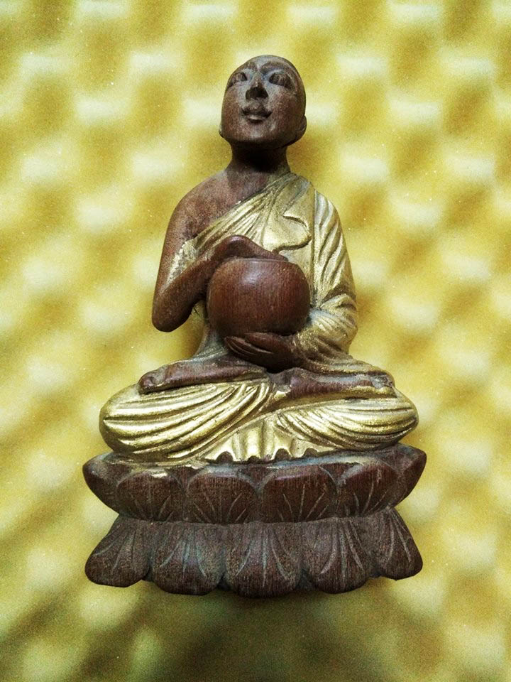 ถูกสุด สะดุดใจ...พระสีวลีจกบาตร เนื้อไม้แกะ ลงทอง หน้าตัก 3 นิ้ว สูง 5.25 นิ้ว สภาพสวย