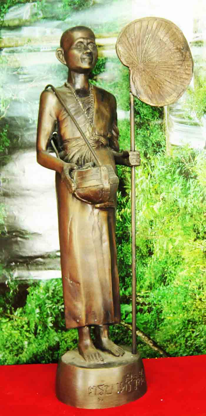 พระบูชาครูบาเจ้าศรีวิชัยยืนถือไม้เท้า ถือบาตร ฐาน 3.5 นิ้ว สูง 13 นิ้ว เนื้อทองเหลือง ผิวหิ้งเดิมๆ