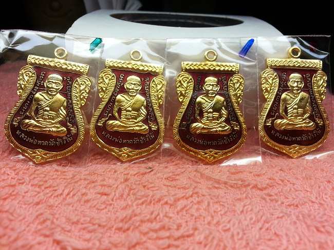 เก็บทั้งที่ต้องยกชุดครับเเหรียญเสมาหน้าเลื่อน 432 ปี ชาตกาล หลวงพ่อทวด วัดช้างให้ เนื้อทองเเดงนอกลงย