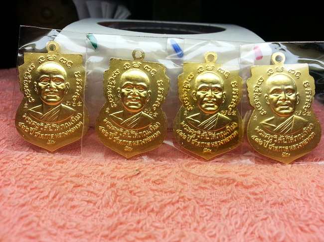 เก็บทั้งที่ต้องยกชุดครับเเหรียญเสมาหน้าเลื่อน 432 ปี ชาตกาล หลวงพ่อทวด วัดช้างให้ เนื้อทองเเดงนอกลงย