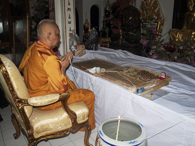 พระรูปเหมือนผงพรายกุมาร ลพ.สาคร วัดหนองกรับ ไตรมาส56 เนื้อผงพุทธคุณผสมผงพราย เนื้อชมพู ตะกรุดทองแดง 