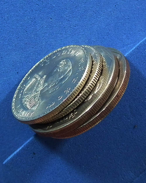   เหรียญ รัชกาลที่ ๙ จำนวน ๔ เหรียญ บรรยายตามภาพ